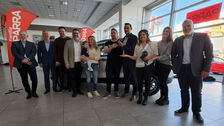 Familia Parra entregó el 0KM al ganador del sorteo del Día del Padre